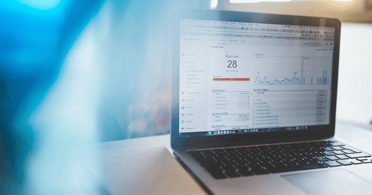 Notebook exibindo o Google Analytics, ilustrando o artigo sobre como organizar arquivos na nuvem.