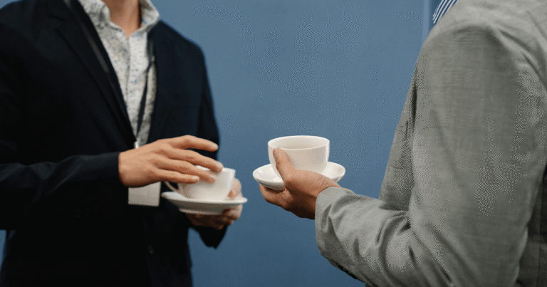 Profissionais conversando em um ambiente profissional durante uma oportunidade de networking em Betim.